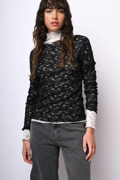Top in pizzo con scollo a barchetta
