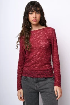Top in pizzo con scollo a barchetta