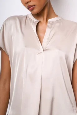 Top in raso con scollo alla tunisina