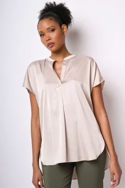 Top in raso con scollo alla tunisina