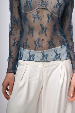 Top in tulle con ricami e scollo a barchetta