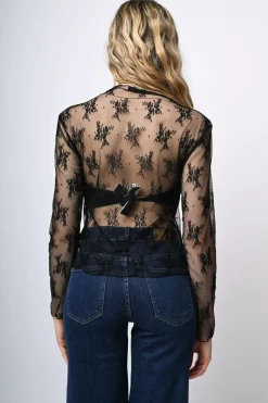 Top in tulle con ricami e scollo a barchetta