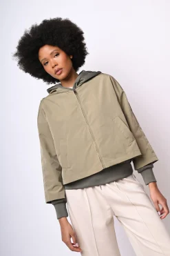 Trench corto zip e cappuccio