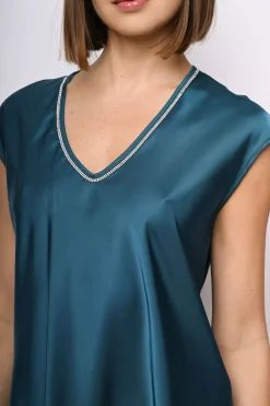 T-shirt con scollo a V profilato in strass