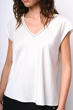 T-shirt con scollo a V profilato in strass