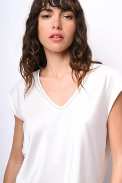 T-shirt con scollo a V profilato in strass