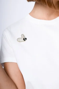 T-shirt in cotone con spilla a cuore